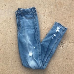 Light wash ripped Hollister jeans // Size 1